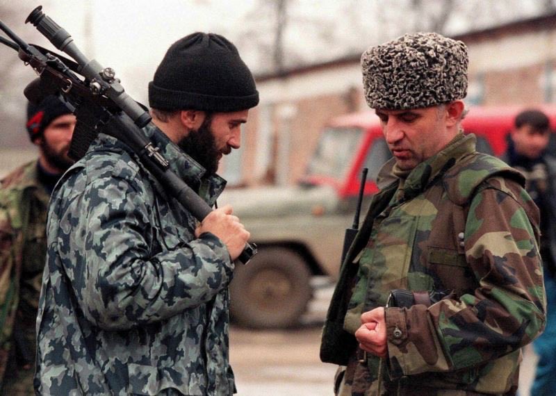 1997 Yılında yapılan başkanlık seçimlerine 2 aday katılmıştı. Adaylardan biri düzenli ordu birliklerinin komutanı Aslan Mashadov, diğeri ise gerilla lideri Şamil Basayev’di.
