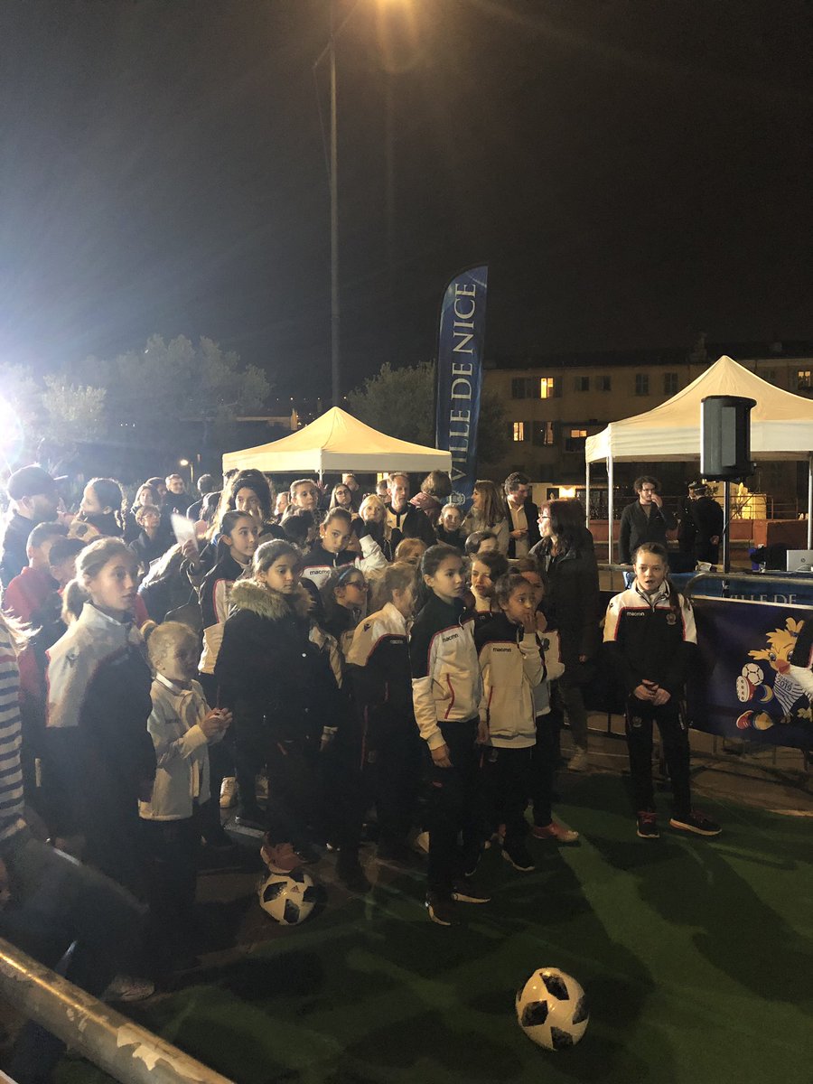 _ManonD's tweet photo. Après Patrick Vieira, c’est au tour des jeunes joueuses de l’@ogcnice de défier ettie, mascotte officielle de la #FIFAWWC, au tir au but. #France2019 #J100 @VilledeNice https://t.co/0v9BiSyGWO