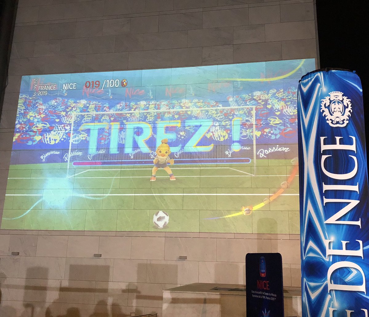 _ManonD's tweet photo. Après Patrick Vieira, c’est au tour des jeunes joueuses de l’@ogcnice de défier ettie, mascotte officielle de la #FIFAWWC, au tir au but. #France2019 #J100 @VilledeNice https://t.co/0v9BiSyGWO