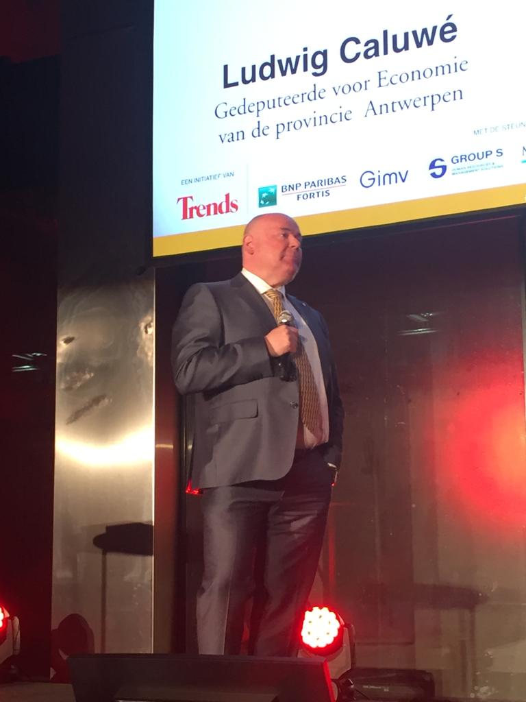JanScheirs's tweet photo. Vanavond sprak ik op #TRGA2019. "Een bedrijf dat in de regio #Turnhout nu een vacature uitschrijft, kan hopen op zo’n 6 kandidaten. Vier jaar geleden waren er dat 12. @Voka_MeKe zet volop in op #WELT. Met ons WELT-project helpen we bedrijven anders rekruteren." @vokavzw https://t.co/Z4tGdjCcX6