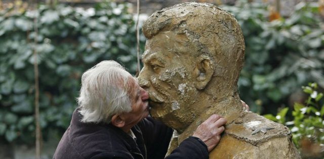 Men locking lips in public might be a rare event in today’s Russia, but comrades kissing behind the Iron Curtain was once the height of fraternal protocol.
👉 buff.ly/2BTnEIt 👈 #kiss #menkissing #politicalfreaks #Sovietstyle