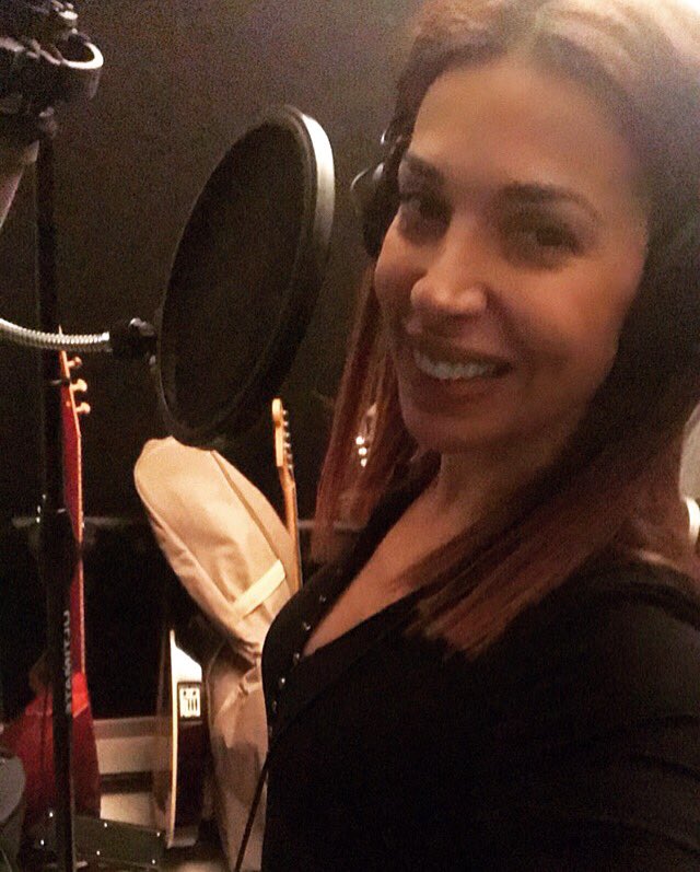 spicyofficial's tweet photo. Η @elenihatzidou βρίσκεται στο studio για την ηχογράφηση του νέου της single! 😍🎧
#spicyofficial #spicy #music #elenihatzidou #newsong #studio #recording #trackfactory #staytuned https://t.co/ttBJE1kCzJ