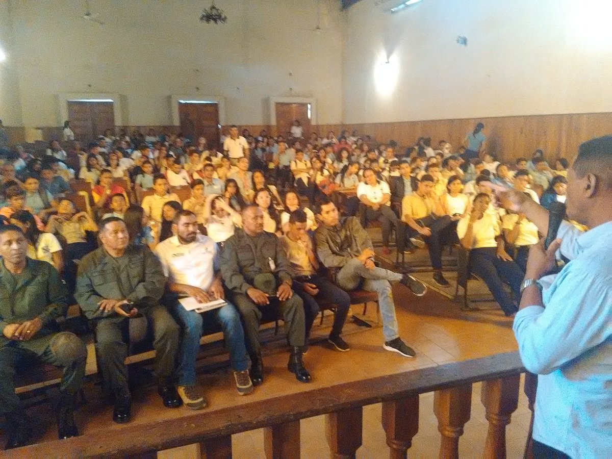 JosePalomoMunoz's tweet photo. Asamblea con estudiantes de la @Obe_Guarico @FEVEEM la juventud de oro en defensa de la soberania y la paz dando su apoyo absoluto al Pdte. Constitucional @NicolasMaduro
@psuvaristobulo 
@josemvasquez 
@MPPEDUCACION 
#27FRebeliónAntiimperialista

#EnCuerpoYAlmaPorGuárico https://t.co/WWlbJmZlqM