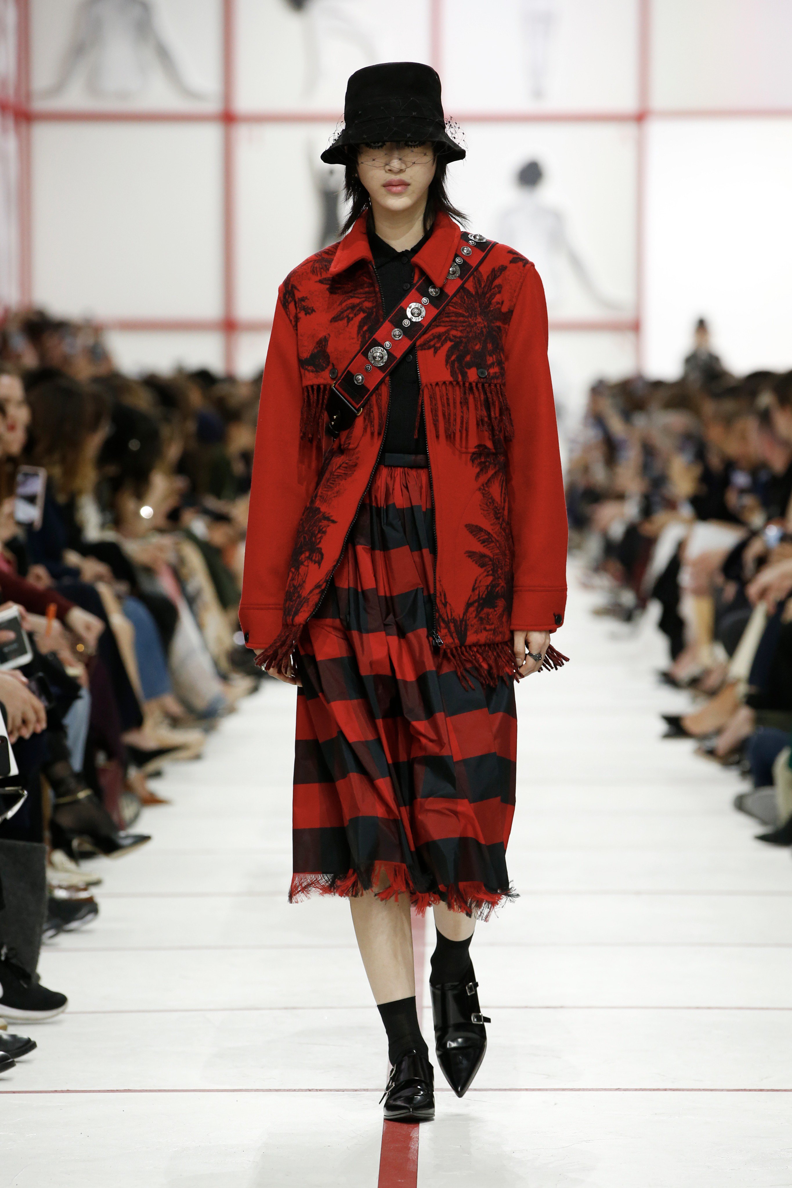 Dior on X Don t miss the most iconic looks from the Dior Autumn Winter 2019 2020 collection. To see it all visit https t U6Wdc8O7RD DiorAW19 PFW https t Ag1Opp4e1g X