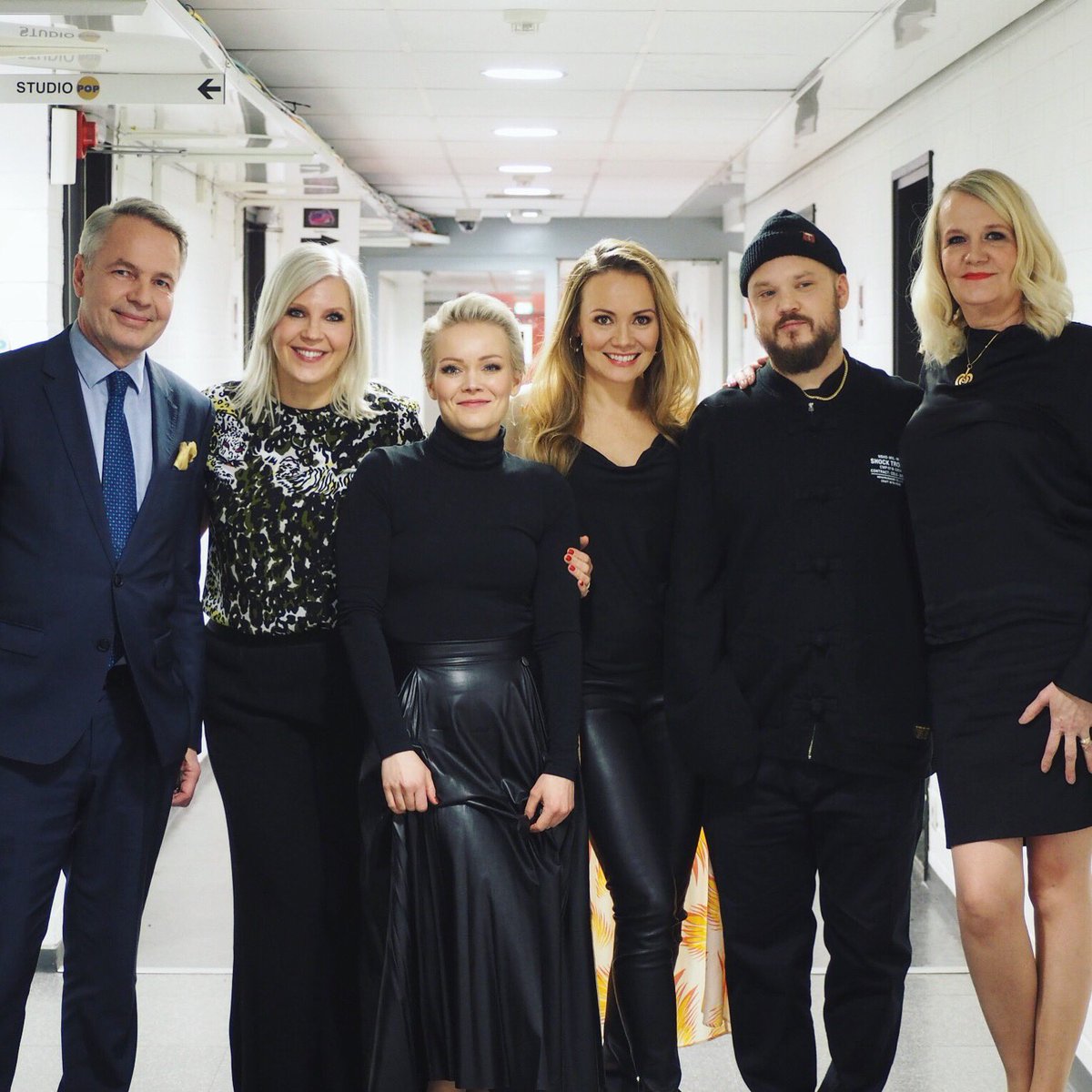 mtv3suomi's tweet photo. Täällä on kaikki valmiina #vappujamarjalive'n starttia varten tällä upealla kattauksella! 💎💎💎💎💎💎 Tervetuloa mukaan klo 21.00 Maikkarilla @mtv_fi:ssä sekä @avasuomi-kanavan myöhäisillassa. ✨📺✨ @Haavisto @Vappendaali #AnnaPuu @marjahintikka @paradisemikko #MiittaSorvali https://t.co/8MxqQSxihm