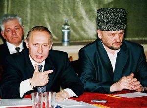 Bu plan, Mashadov’a isyan eden Kadirov’u yanına almaktır. Kadirov, çok kısa süre öncesine kadar savaştığı Rusların safına geçmekte hiçbir beis görmez. 5 Yıl önce “her Çeçen kişi başı 150 Rus öldürsün” fetvasını da kendisi vermemiştir adeta.