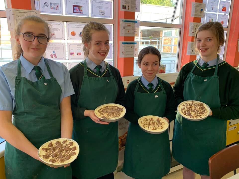 Our KS3 pupils who have signed up to the after school cooking club. Today they made cheesecake  displaying excellent teamwork skills. Well done to all those involved, a fantastic effort! Next on the agenda- pancakes with a twist 🤫 #DMC 💚🖤#PromotingSuccess