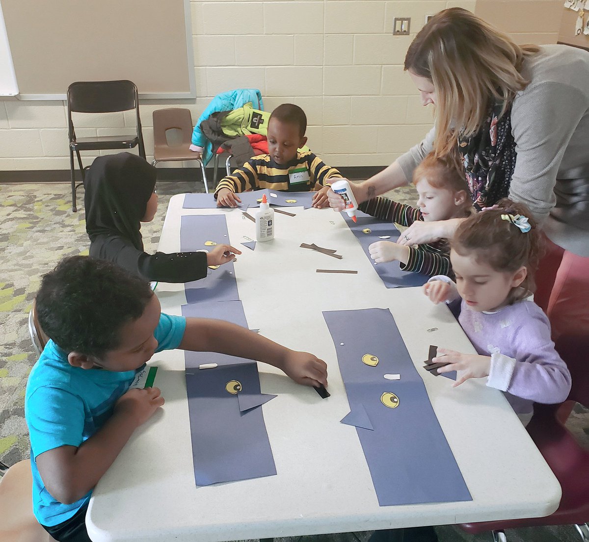 UnitedWayCapReg's tweet photo. Ready for School, Ready to Succeed and the @MbgAreaSD recently held a kindergarten pre-registration event at the Kindergarten Academy. Parents learned about the registration process while their kids read a Pete the Cat story and made their own Pete the Cat hats. https://t.co/qV262TdOqz