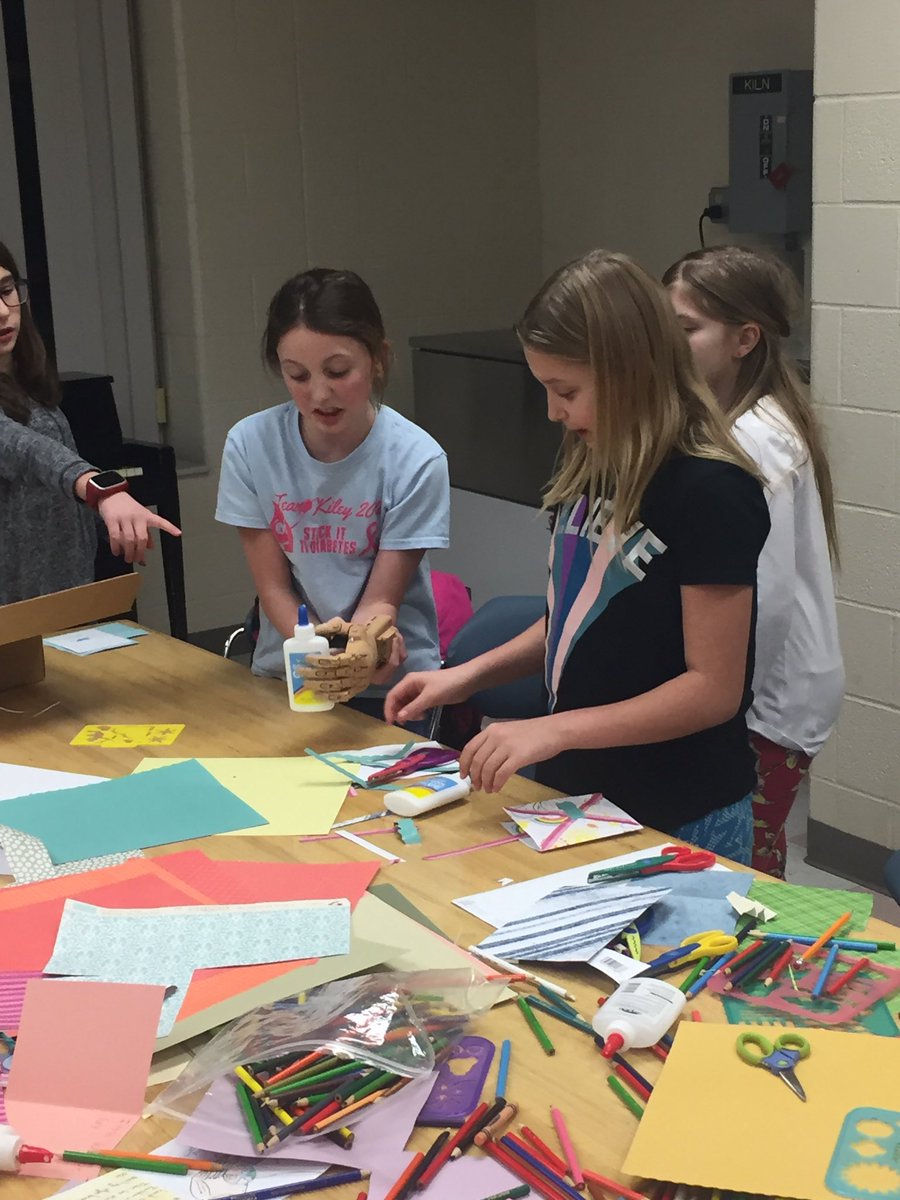 Mrs_VickyCulver's tweet photo. So grateful to be Ellie’s Girl Scout leader. We were able to pay it forward with Hands of Gratitude. We assembled a 3D hand that will go to someone in need. Thank you, HMS Service Learning @MsHohenfeld #GirlScouts #servicelearning #makingadifference #handsofgratitude https://t.co/3FotQy2hyP