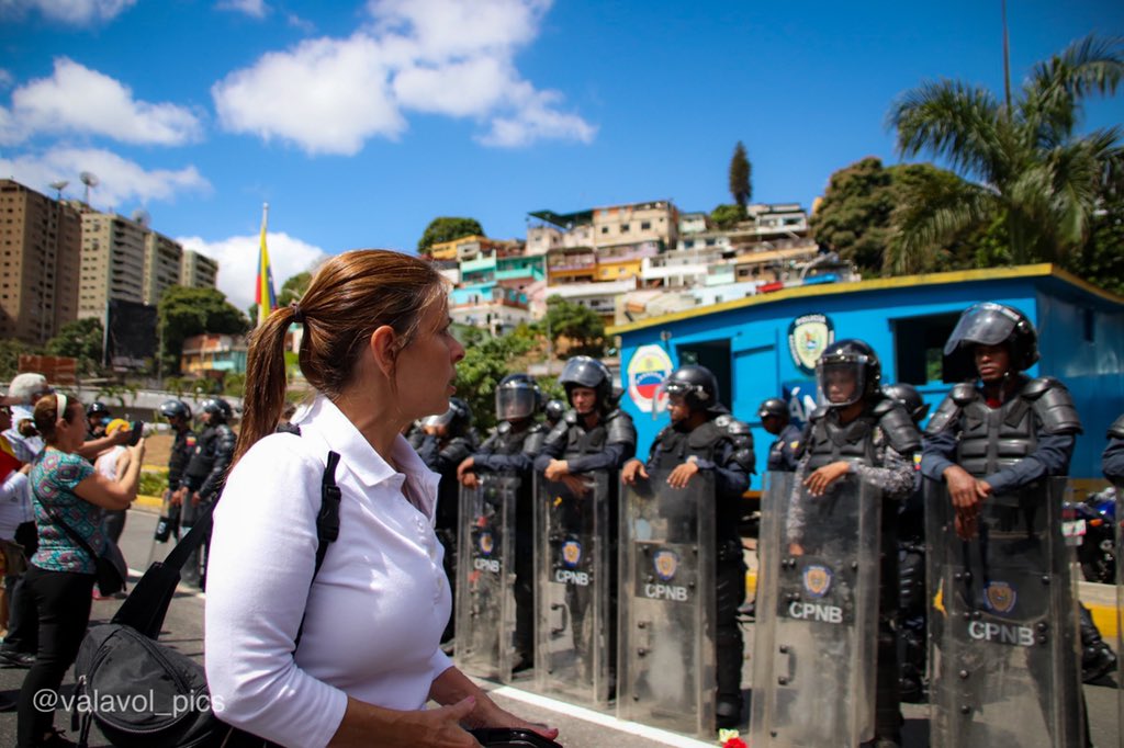 valavol's tweet photo. #BacheletVenAVenezuela no a dialogar o hablar con el USURPADOR, sino a ver la realidad en LAS CALLES de venezuela, la realidad del día a día. #RT https://t.co/LP08ZycvFA