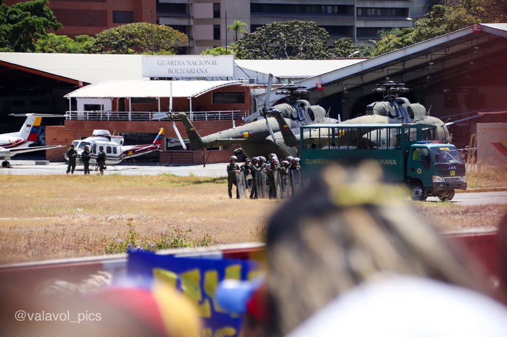 valavol's tweet photo. #BacheletVenAVenezuela no a dialogar o hablar con el USURPADOR, sino a ver la realidad en LAS CALLES de venezuela, la realidad del día a día. #RT https://t.co/LP08ZycvFA
