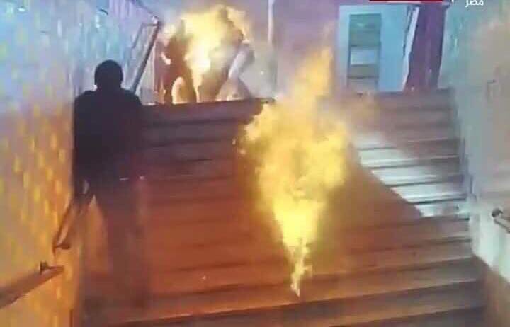 khaledkhatam's tweet photo. #محطه_مصر لما شوفت فيديو الراجل اللي النار ماسكة فيه و كله بيجري و عايز ينجى بأي طريقة وهو بيستغيث ومحدش سامعه من هول الموقف أدركت ان يوم القيامه سـيكون يوم مفجعاً..!

يوم يفر المرء من اخيه (34) وأمه وابيه(35) وصاحبته وبنيه  (36) لكل امرئ منهم يومئذ شأن يغنيه.
(صدق الله العظيم) https://t.co/QyjQ29qNHW