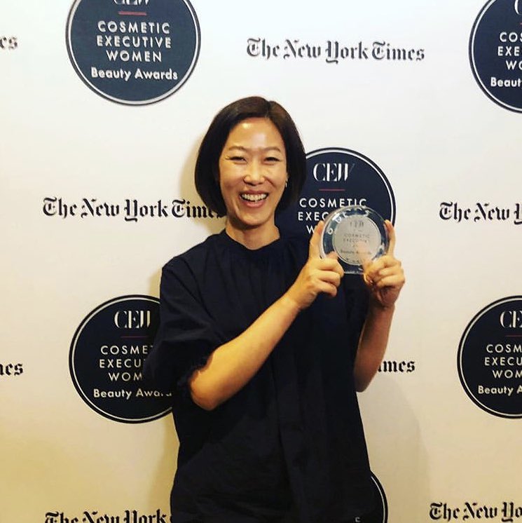 GeltorInc's tweet image. #WBW to that time our first collagen product won @cewinsider’s Innovation of the Year Award for 2018! Here is Soojin accepting the award 🙌

We’re so excited to be attending CEW Beauty Awards 2019 Product Demo Day tomorrow! #CEWDemo