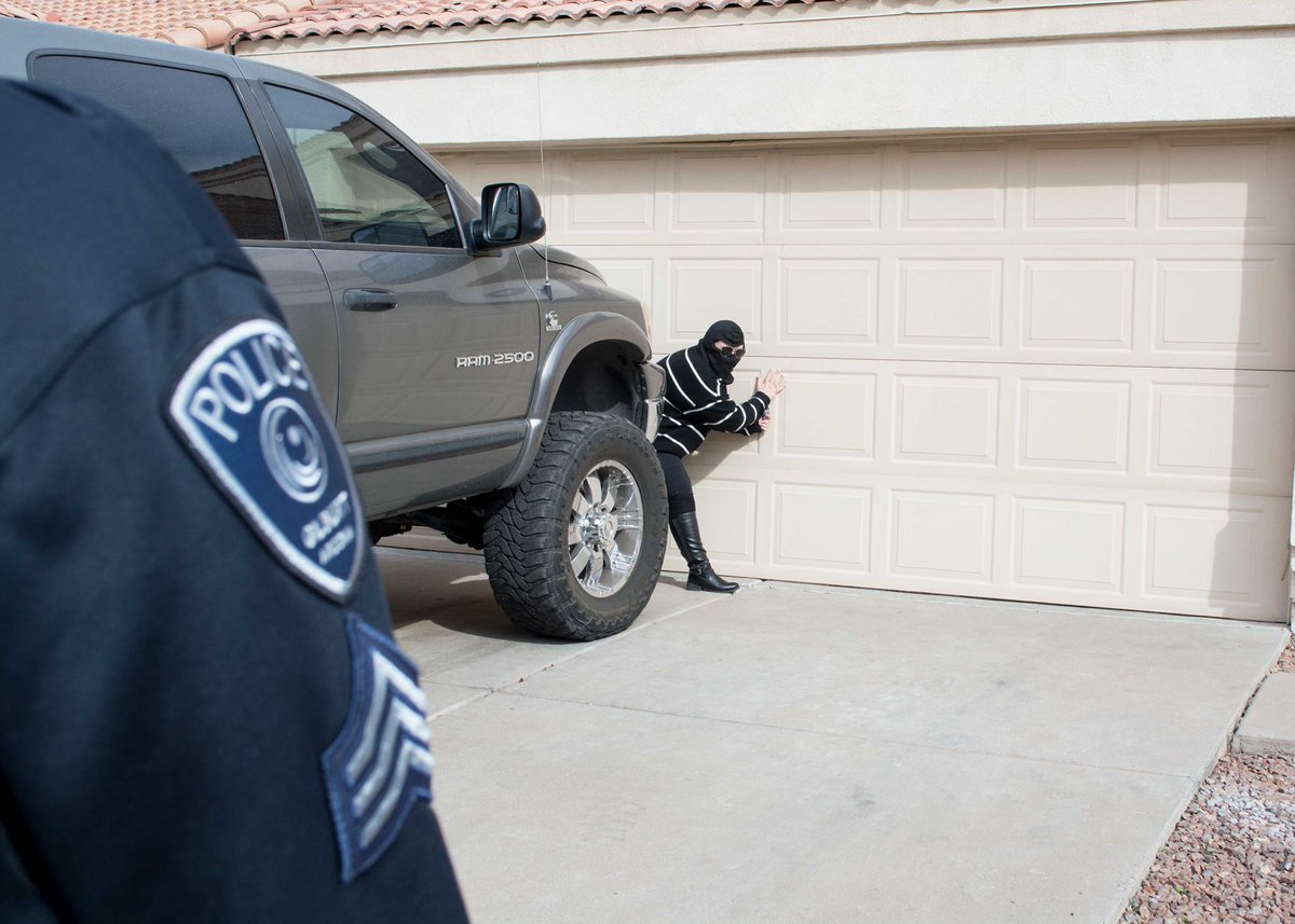 GilbertPolice's tweet photo. Did you lock your garage door? 🔒

Just because it looks closed doesn't mean you shouldn't lock it. If you door has a lock, be sure to use it and keep criminals from pushing up the door. 🚔 

#LockEmOut #WednesdayWisdom https://t.co/fOpdUQFiYX