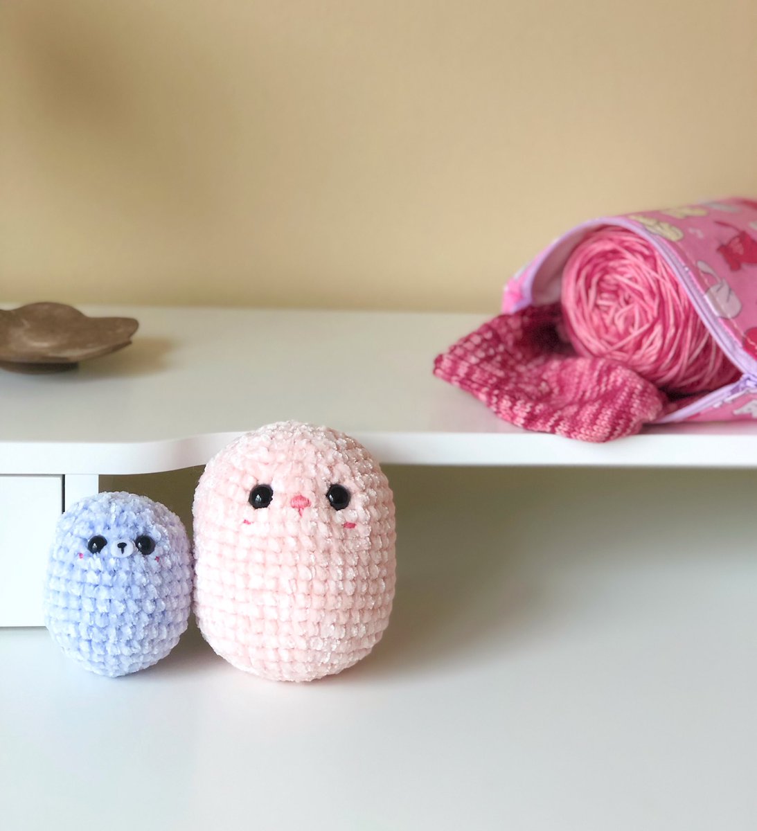 SheepyCrafts's tweet photo. My happy desk view today 💕
Velvet Beans, &amp; the start of a new hat in my colorway Raspberry Custard 💕

#HandmadeHour #knitting #crochet #yarn https://t.co/IVzNUWIv0r