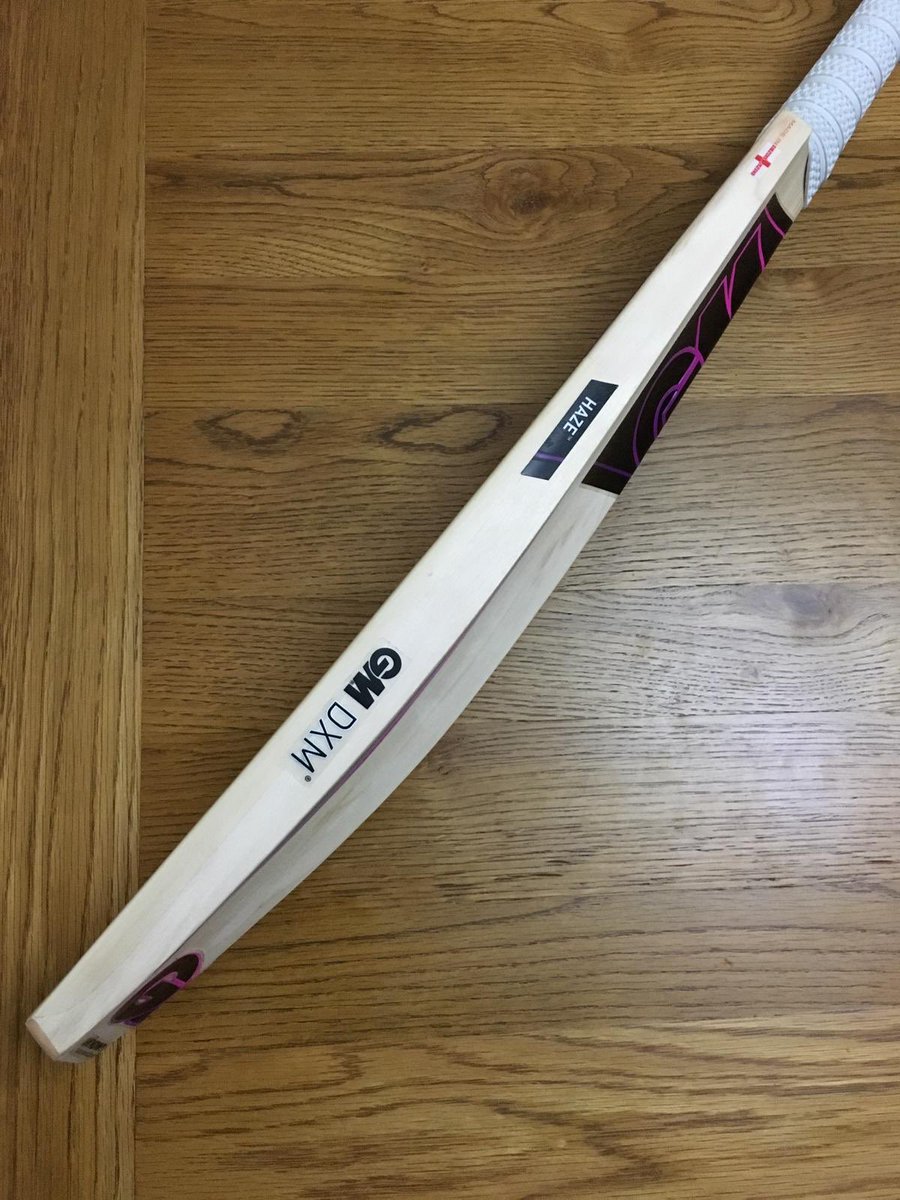 Allthegear99's tweet photo. For sale brand new: 
One off GM haze Player Edition Quinton De Kock edition. Made from rare stunning low density clefts used for the pros bats

Weight: 2lb10oz
Edge: 35mm 
Price: £350

Message us here if interested!

#tcs #playersbat #prowillow #thecricketshed https://t.co/Nq5YuRG6F5