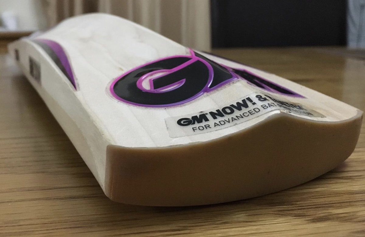Allthegear99's tweet photo. For sale brand new: 
One off GM haze Player Edition Quinton De Kock edition. Made from rare stunning low density clefts used for the pros bats

Weight: 2lb10oz
Edge: 35mm 
Price: £350

Message us here if interested!

#tcs #playersbat #prowillow #thecricketshed https://t.co/Nq5YuRG6F5