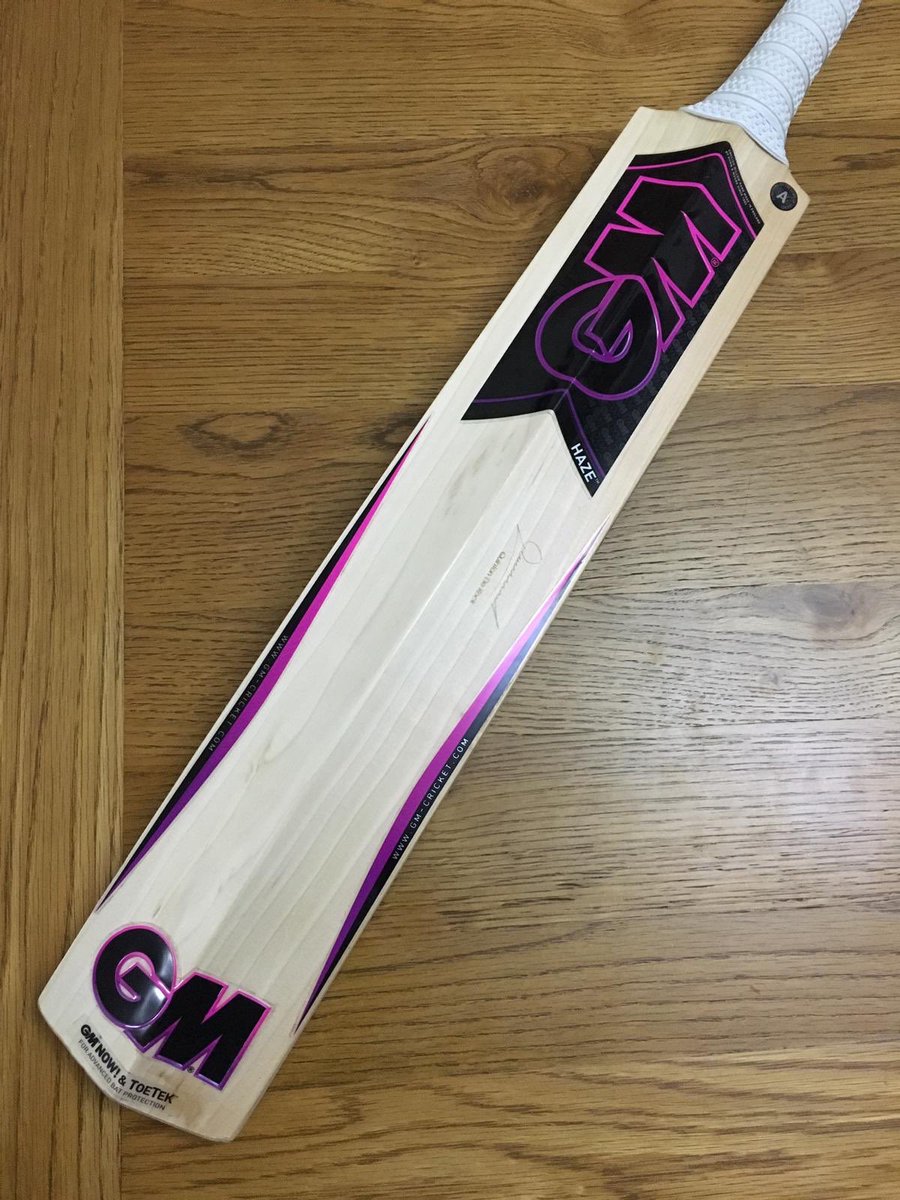 Allthegear99's tweet photo. For sale brand new: 
One off GM haze Player Edition Quinton De Kock edition. Made from rare stunning low density clefts used for the pros bats

Weight: 2lb10oz
Edge: 35mm 
Price: £350

Message us here if interested!

#tcs #playersbat #prowillow #thecricketshed https://t.co/Nq5YuRG6F5