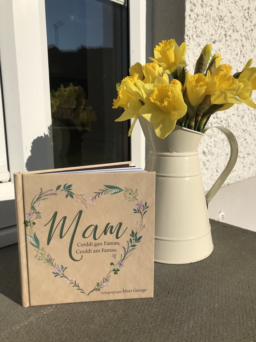 trydarbarddas's tweet photo. Yr anrheg perffaith ar gyfer unrhyw fam 💛😘🌟🎁🌼 #mam #mamgu #nain #dathlu #achlysur #penblwydd #mamnewydd #sulymamau #cyfrol #barddoniaeth #cerddi #casgliad #delfrydol #yagym 
‘MAM - Cerddi gan Famau, Cerddi am Famau’ Gol. @marigeorge2 
Yn y siopau nawr - £9.95 @LlyfrauCymru https://t.co/0voGyHQrf2