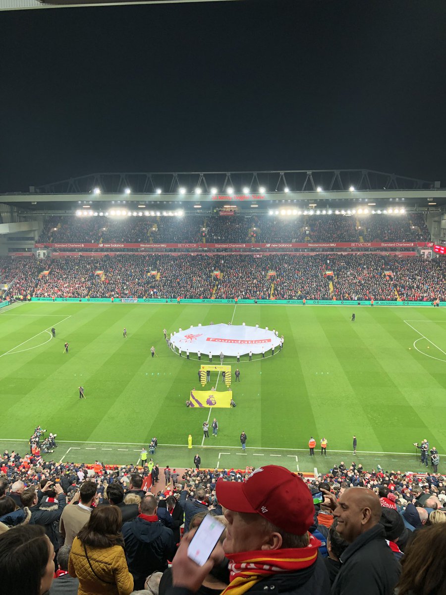 stueygiles's tweet image. A bit of footy tonight with clients #langtree Wrong shapes ball