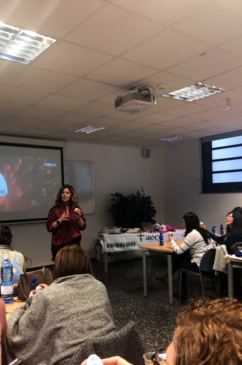ZulaySantoss's tweet photo. Escuchando, aprendiendo, y absorbiendo todo lo que @EncarnaMaroo transmite!! Gran día en nuestra reunión de consultor@s de la #DREste #GraciasPorVenir #APorel2019 @adecco_es https://t.co/ylOE9Q34At