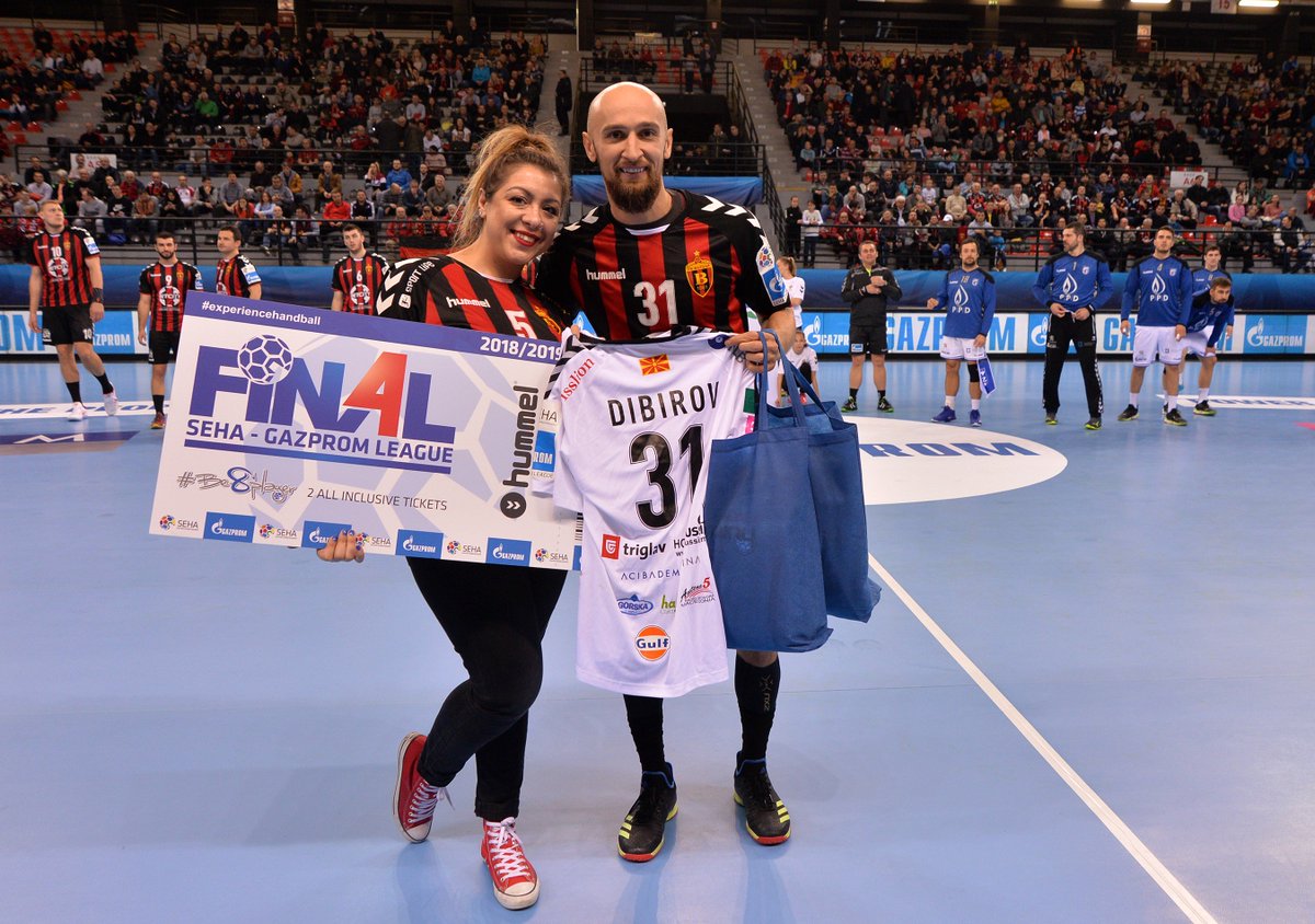 SEHALeague's tweet photo. 💥 Be8player Best Handball Fan Contest winner Katarina Jordanovska received her main award tonight before the match 🤩 It was a real #experiencehandball moment 🤾♂️🙌 Congratulations! 🎉
#SEHA #Gazprom #SEHALeague #dedicatedtofans #be8player #hummelsport https://t.co/q85zcr8sfN