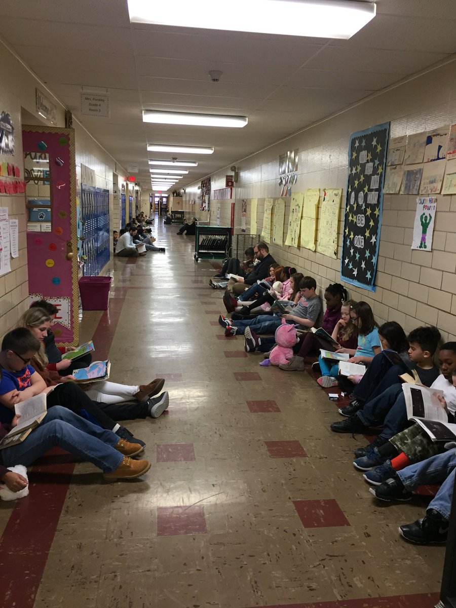 b59kmontReading's tweet photo. Buckley Bobcats lined the halls upstairs and downstairs for “Drop Everything And Read” during Read Across America Week!@MPS_Buckley @mpspride https://t.co/u7XeygCDNJ