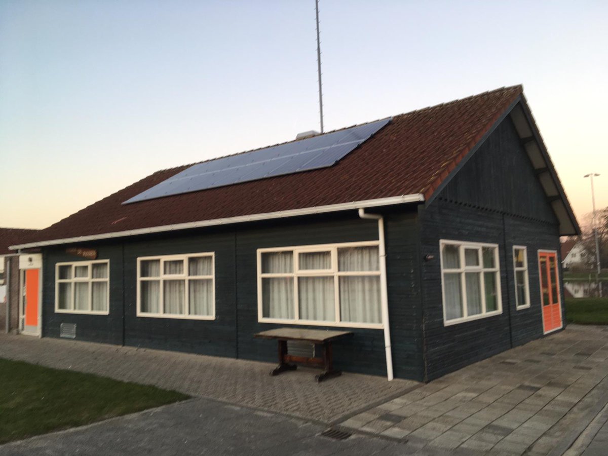 invkol's tweet image. 1/2 Vandaag zijn zonnepanelen door @Awizonnl geplaatst! Voor het mogelijk maken van de zonnepanelen willen wij het Rijk, provincie, de gemeente @noardeast , Plaatselijk Belang Kollum en @RaboDrachten bedanken voor de bijdrage uit het coöperatiefonds van de bank.