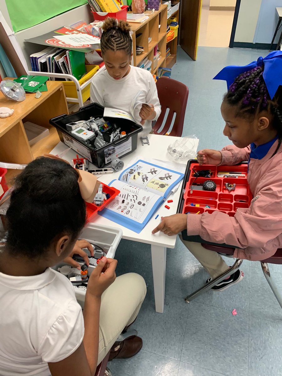 APSTAGRobotics's tweet image. New faces+ bold ideas+ hard work= TAG Team #STEM #ROBOTICS #BlackKidsCode @APSTAGAcademy @TAGMsRackston