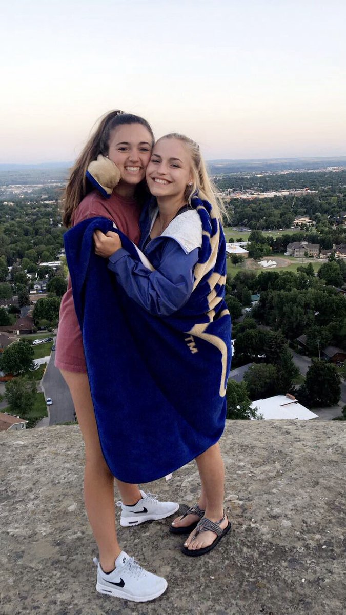 zoiealthoff's tweet photo. Happy birthday ann!! 💛thanks for everything, love ya very much🤩 https://t.co/Dd4bHu98Wt