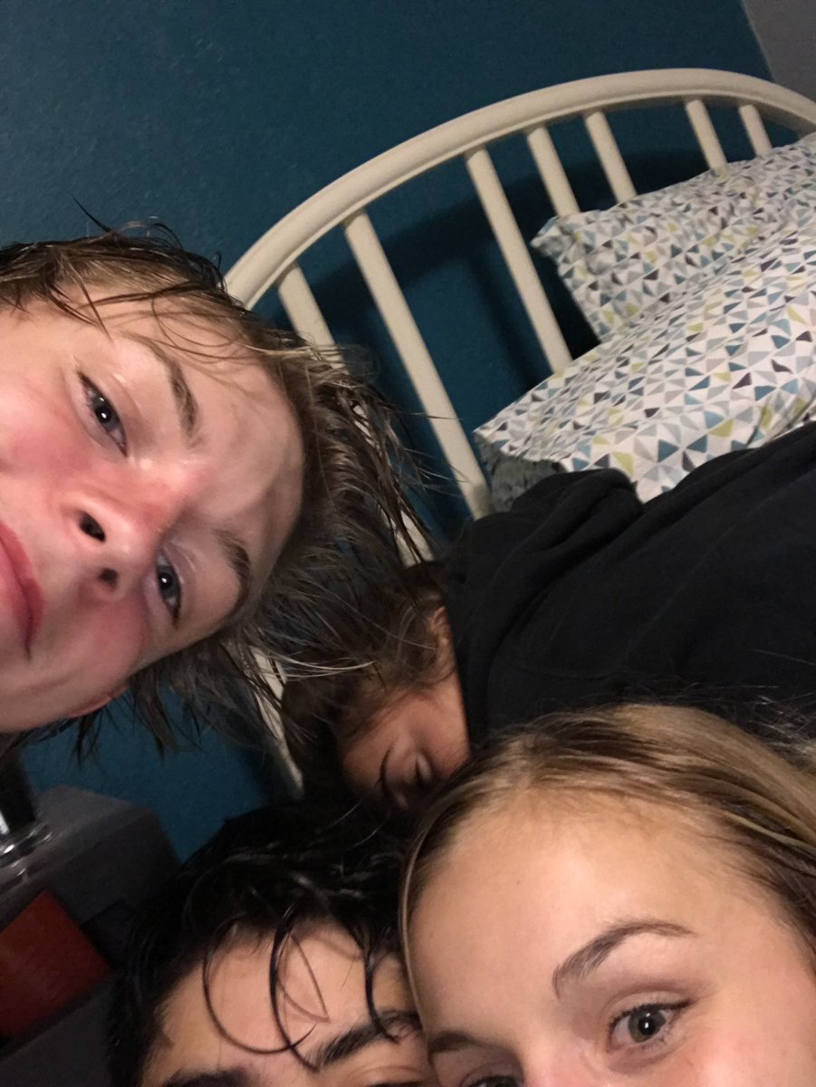 zoiealthoff's tweet photo. Happy birthday ann!! 💛thanks for everything, love ya very much🤩 https://t.co/Dd4bHu98Wt