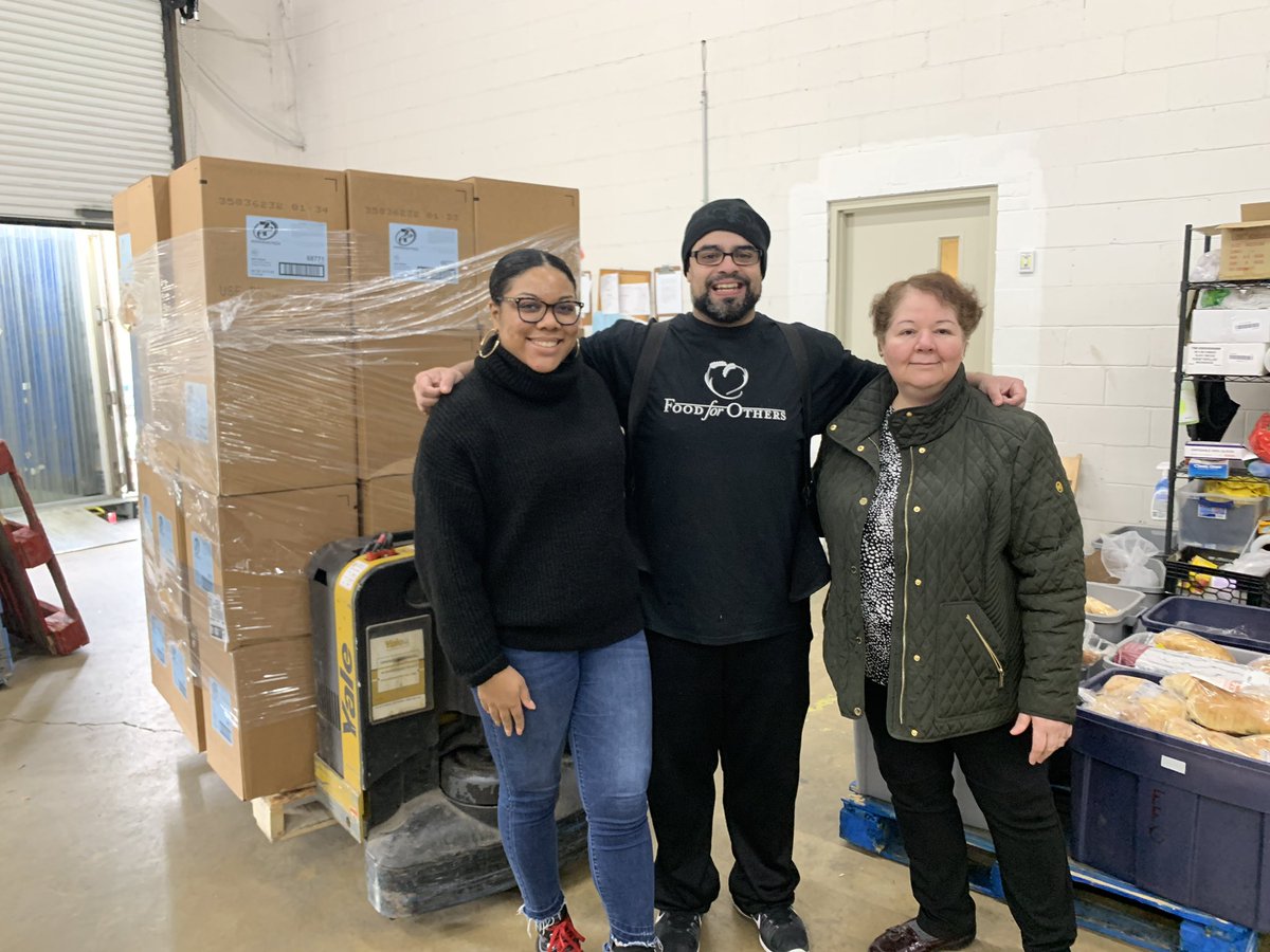 foodforothers's tweet photo. #FoodforOthers thanks @7eleven for dropping off 1,296 pizzas by the warehouse today!!! #PayItForward 🍕🍕🍕 https://t.co/Yegr347bkp