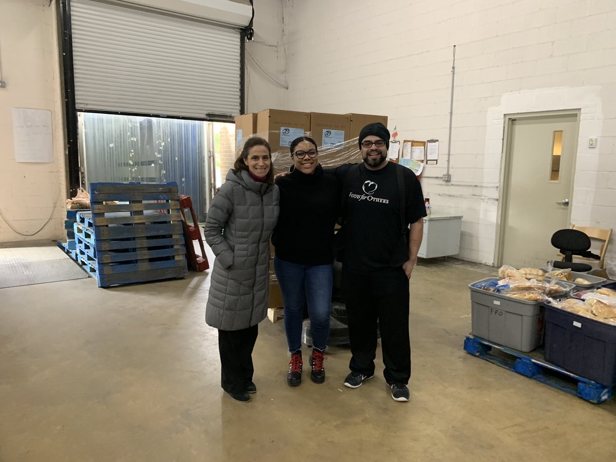 foodforothers's tweet photo. #FoodforOthers thanks @7eleven for dropping off 1,296 pizzas by the warehouse today!!! #PayItForward 🍕🍕🍕 https://t.co/Yegr347bkp
