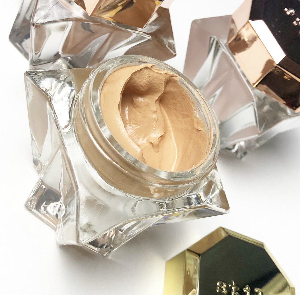 What’s luxuriously-whipped, 70% water, infused with botanicals AND leaves your skin tinted to perfection? 😍✨

Why, our Lingerie Soufflé Skin Perfecting Color! bit.ly/2AEZLUk