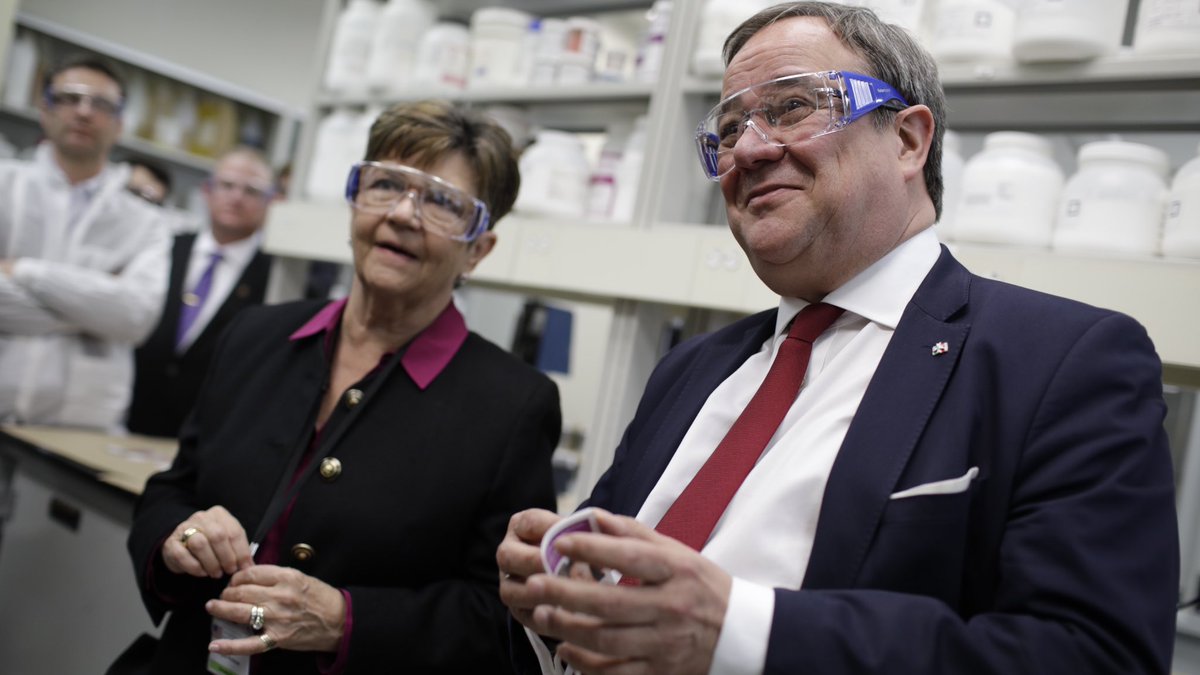 Angekommen in #NewYork! 🇺🇸 direkt nach Ankunft geht es für MP <a href="/ArminLaschet/">Armin Laschet</a> erstmal nach #NewJersey zu einem von zahlreichen #NRW-Unternehmen, die erfolgreich im #US-Markt agieren: <a href="/evonik/">Evonik</a>. Im Piscataway Technology Center informiert er sich über die Arbeit &amp; Forschung vor Ort.