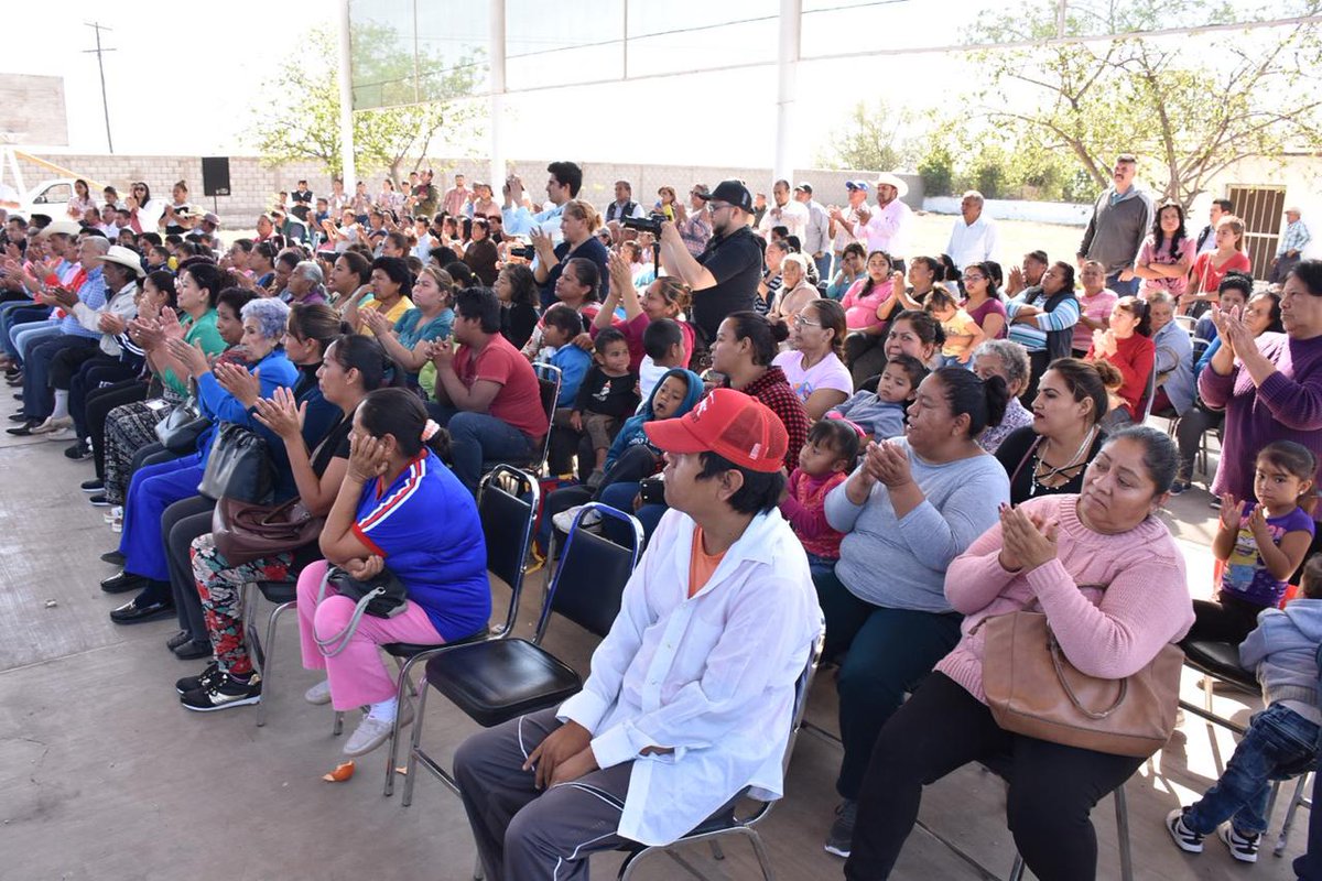 LetyHerreraAle's tweet photo. Saludar a mis amigos y amigas del Ejido Aquiles Serdán siempre será un gusto, además de entregar zapato escolar a todos los alumnos de la Primaria Miguel Hidalgo y laminas a familias que las necesitan. https://t.co/2Ib7nX2blV
