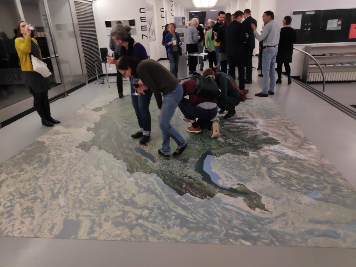 Die Ausstellung "Von Oben" der @CHNatbib mit eindrücklichen Beiträgen ist eröffnet. Im Einsatz sind z.B. <a href="/aerotain/">AEROTAIN</a> #UAV <a href="/AteoZurich/">Ateo</a> #VirtualReality <a href="/igeoFHNW/">IGEO FHNW</a> #AugmentedReality und diverse Beiträge von <a href="/swisstopo/">swisstopo</a> als Ausstellungspartner. #Spelterini #Geomatik #Geomatics #Balloon