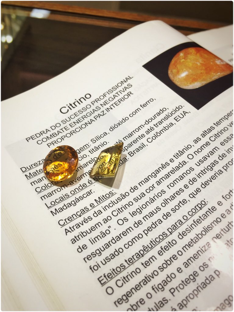 ewiglichjoias's tweet photo. “O Citrino por suas energias especiais e sua beleza, é um dos cristais mais amados e procurados em todo o mundo.” 💛🔸🧡🔶 #citrino #amarelos #joias #gema #energias #ewiglich #ewiglichjoias https://t.co/0zQt9I5a9l