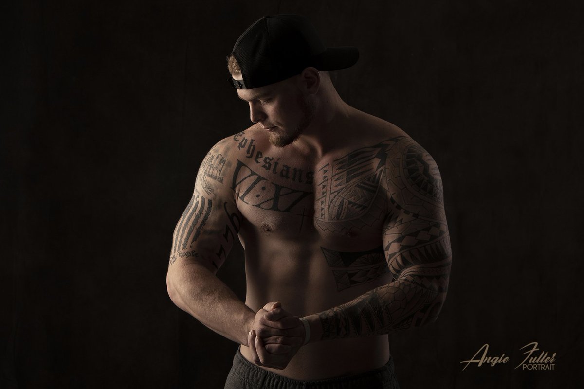 afullerportrait's tweet photo. This is from a recent fitness shoot we did in the studio. I LOVE this shot! #fitnessphotography #fitnessphotographerbmt #bodybuilding #fitness #beaumontphotographer #hemustworkout #beaumontportraitphotographer https://t.co/AubiQGqZEH