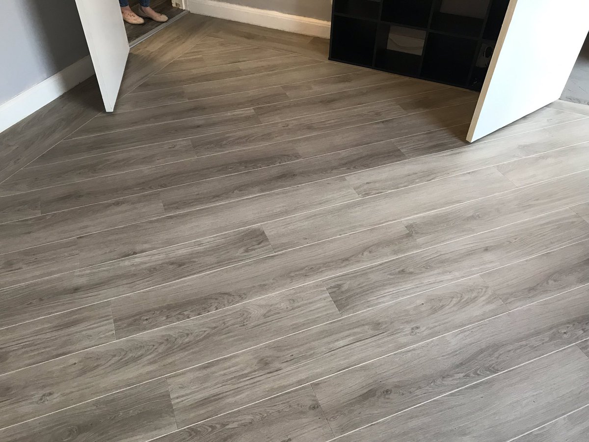 <a href="/neobofloors/">Neobo</a> #neoboflooring #nordic #oak #grey <a href="/Polyflorltd/">Polyflor</a> #pearlwhite #groutstrips <a href="/HansonPlywood/">Hanson Plywood Ltd</a> #sp101 <a href="/ARDEXUKFlooring/">ARDEX UK - Flooring</a> #adhesive #featherfinish did this for my friends, they chose the plank and let me do the rest my own way 😎