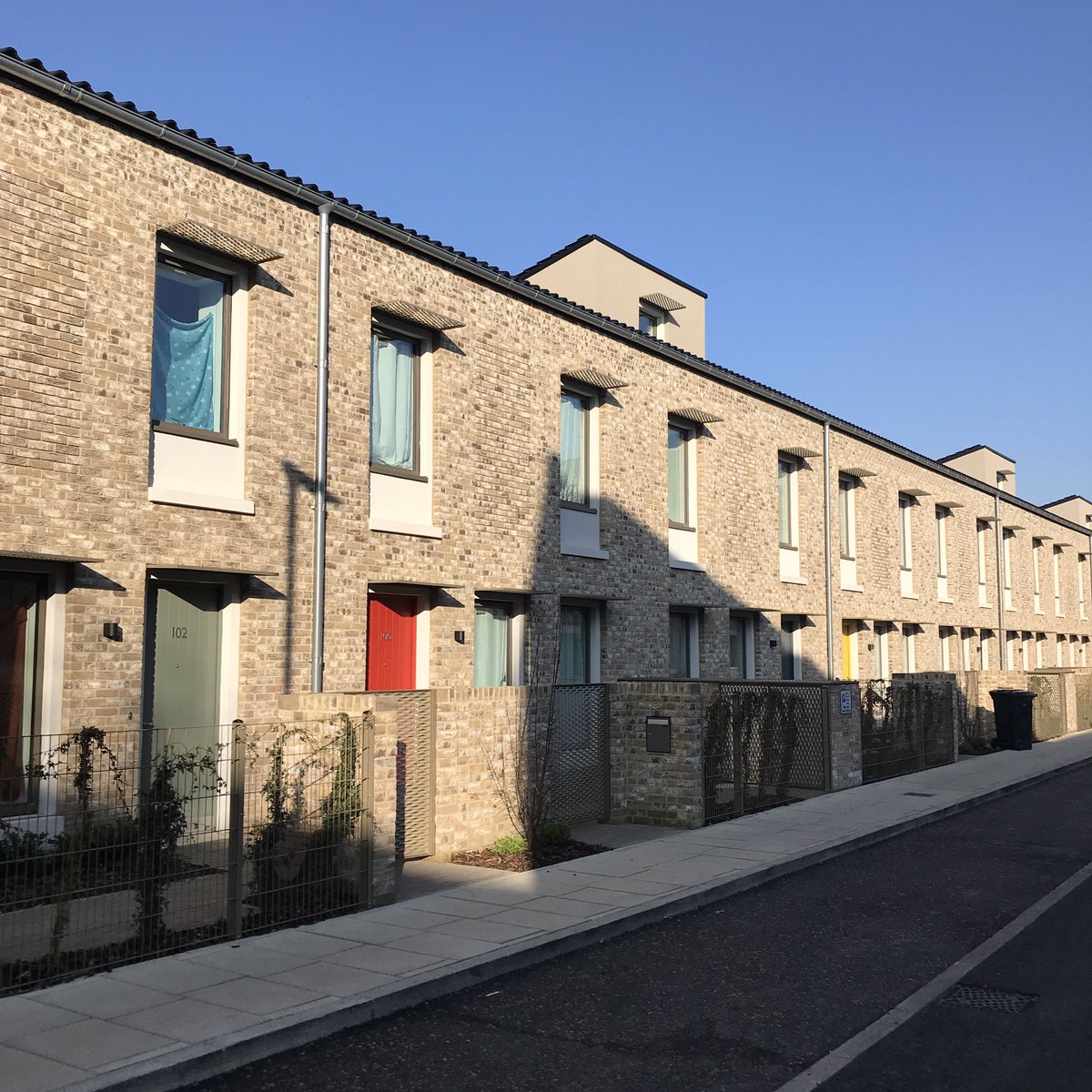 _rachelhearn's tweet photo. Thank you @MikhailRiches and @NorwichCC for the Goldsmith St tour. It’s looking 👌🏻 Biggest recognition should surely go to Andrew Turnbull+@NorwichCC for being visionary enough to conceive 100+ design-led 100% affordable, 100% passivhaus homes (+deliver via traditional contract) https://t.co/Cy8Z74ra9x