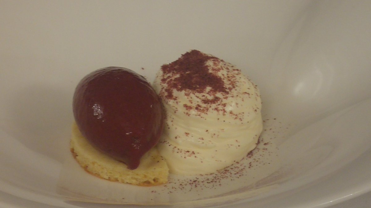 LaConsiglieria's tweet photo. .@Andrea_Radic -

#aspassocon la #dolcezza ...dolce notte #cioccolato mou e #rosmarino #gelato di #melaannurca...e poi! #chef #LuigiCoppola #CasaColoni #TenutaDucadiMarigliano #paestum

@ilgastronauta @paestumcapaccio
@mozzarella_dop @paoloigna1 https://t.co/7t3BihashS