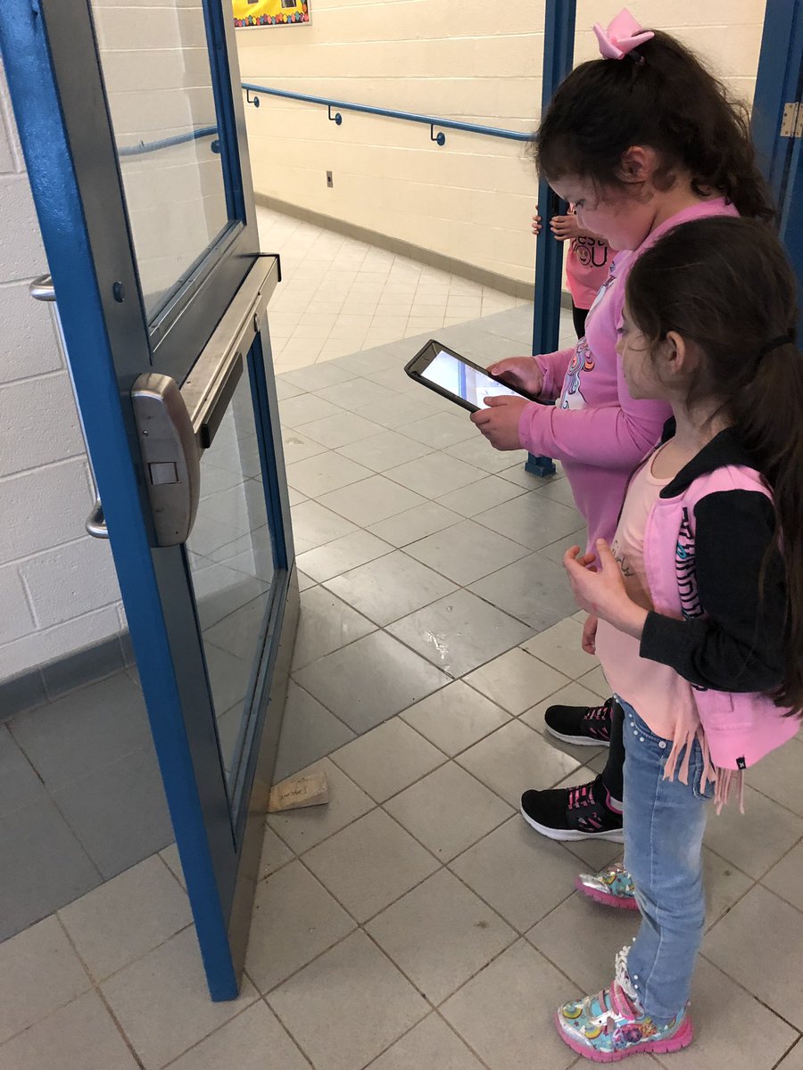 MrsKaraMartone's tweet photo. We created simple machine picture collages using Pic Collage and Pixlr as a review of our science unit! Thanks grade 7/8 helpers @MissCBeattie! @WilfridJuryPS #tvdsbtech #science #handsonlearning #learningandmoving #groupwork https://t.co/gijyJcc6EX