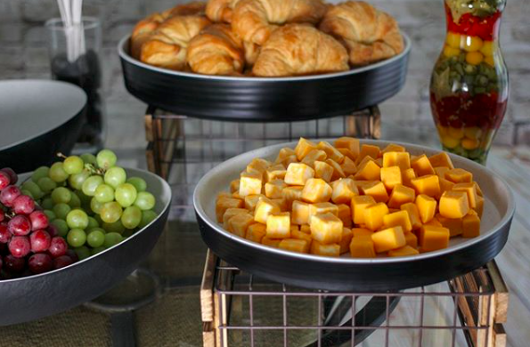 WalkingMatters's tweet photo. Mix and match with a variety of organic shapes and sizes in the @cheforward  Revive Collection featuring two-tone matte finishes on bowls and plates!
Make your first impression in a big way... 💪
#TabletopMatters
#tabletop #chef #servingware #tableware #chefware #revivecollection https://t.co/fPiCehK0Cm