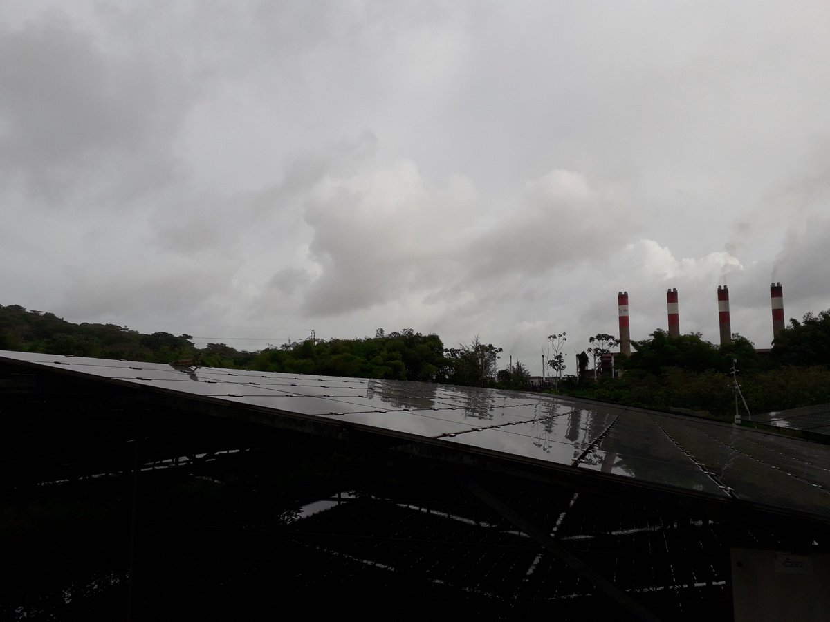 pperrot_973's tweet photo. #Guyane #Énergie : Retour sur la visite de la centrale solaire photovoltaïque avec stockage de Rémire-Montjoly @GroupeNw avec les étudiants de la Licence Pro "Énergie" de l'IUT de Kourou @univguyane - on a eu la visite de l'iguane ...😂😂 https://t.co/YgdaKJwuM1