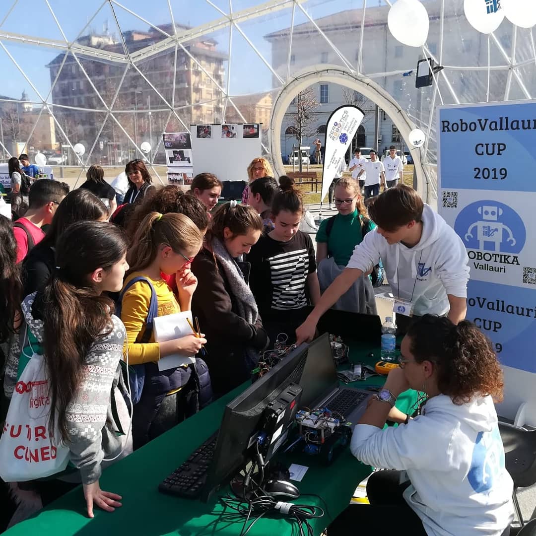 RoboVallauri's tweet photo. #futuracuneo già al secondo giorno.
Day 2 - Tantissimi #giovani per un viaggio alla scoperta della scuola del #futuro
#futuracuneo #futuraitalia #day2 #innovazione #cuneo #miur #miursocial #robovallauri #vallauri #scuola #digitale #scuoladigitale #formazione #pnsd https://t.co/BkofUkHCCn