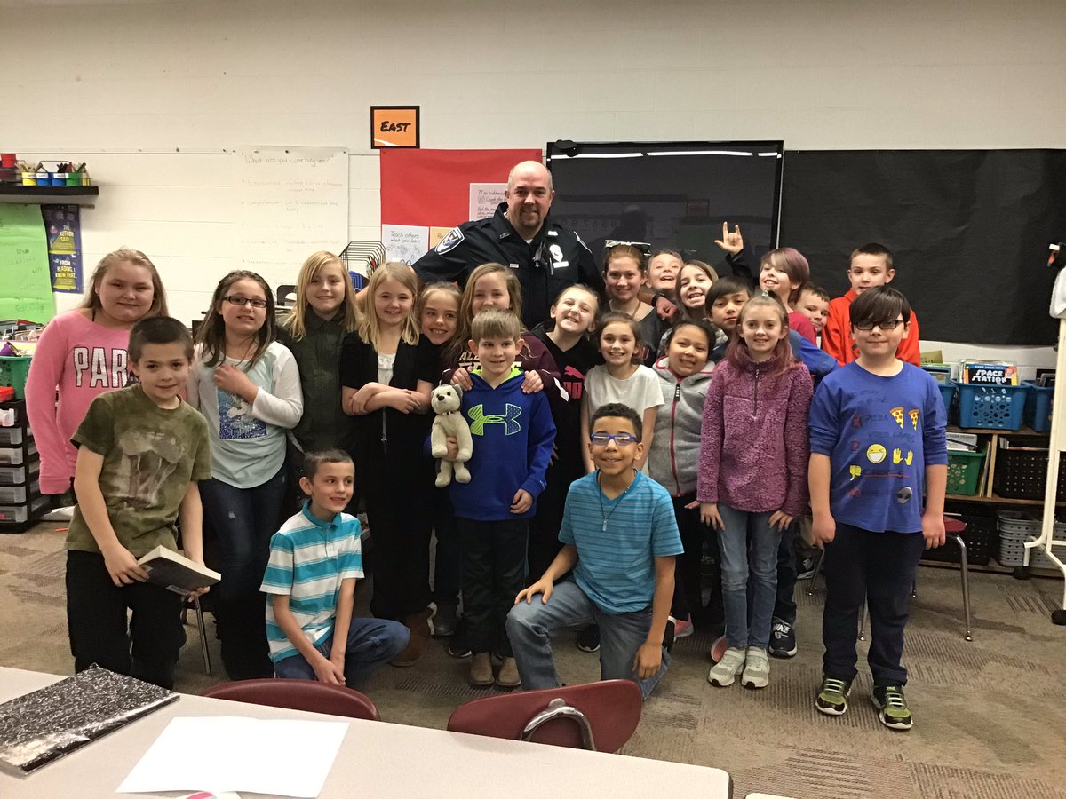 CraigAHowe2's tweet photo. Thank you officer Willoughby for stopping in at Mr. Howe’s third grade classroom at AMIS to talk about online safety and iPad responsibility! #AlexEdChat https://t.co/HjwzeGeGsJ