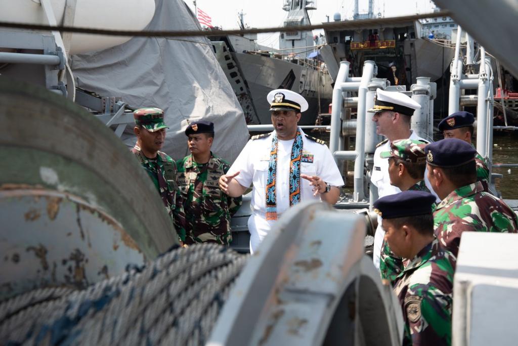 USNavy's tweet photo. MT @USPacificFleet: #USNavy #USSChief arrives in #Jakarta for port visit, #NavyPartnership building with Indonesian Navy counterparts - https://t.co/EjiRuqmIEn @usembassyjkt @US7thFleet https://t.co/1c4PuQfsaW