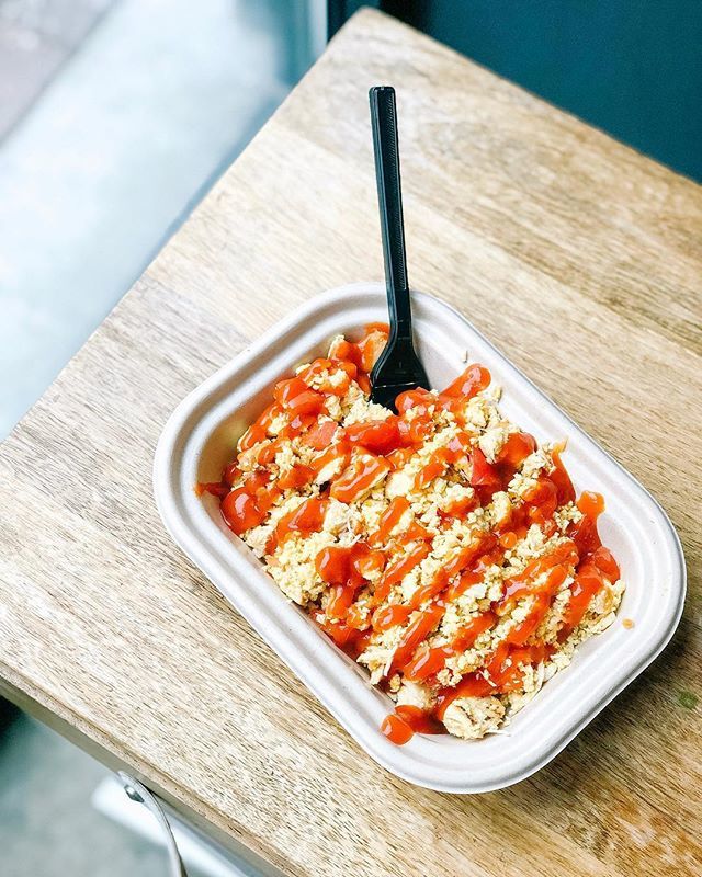 tloftkc's tweet photo. Raise your hand if you’re craving sunshine! (All of #KC should be 🙌). We can’t give you sun, but we can bring some heat to your day with our Spicy Chicken Bowl: chicken, sweet potatoes, red peppers, eggs, buffalo sauce. CAL 370  P38  F19  CARB13 #tlo… https://t.co/C0vpI1U7w4 https://t.co/f0cQDrtzCS
