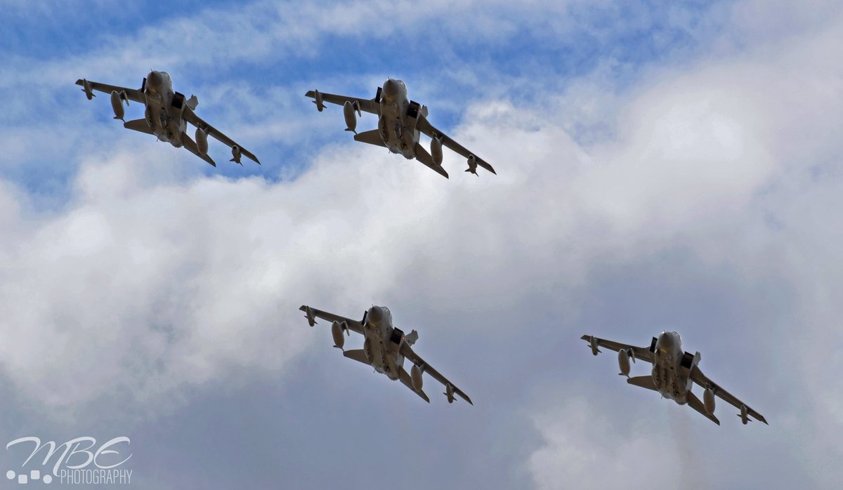 MacBE96's tweet photo. @RafPhotog @SquadronPrints 4 Tornado GR4 flying in formation above RAF Marham, 2015 Family's Day 🌪️ #FINale https://t.co/5jDVM6JfDj